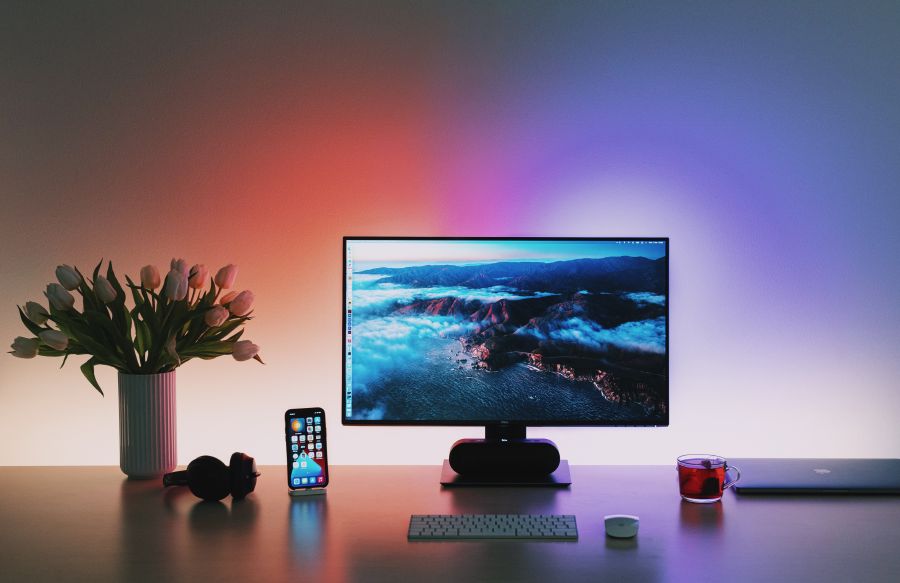 Schreibtisch mit farbiger LED Beleuchtung